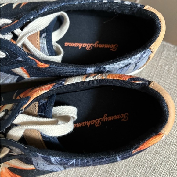 Tommy Bahama Cove Island Blue Navy Floral canvas Sneaker Size 9. Never worn - Picture 2 of 8